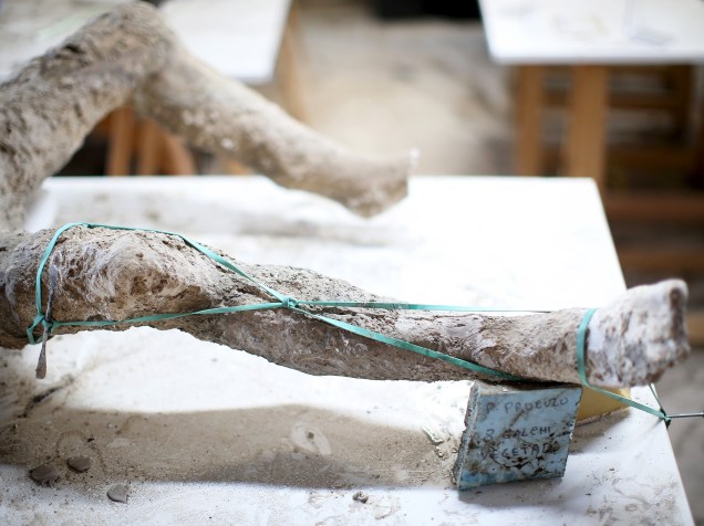 <p>Um elástico mantém os ossos e gesso de uma perna juntos após restauração da cidade Pompeia, na Itália. Uma equipe de pesquisadores usa um equipamento de tomografia computadorizada de 16 cortes capaz de fazer um exame no corpo inteiro em 100 segundos</p>