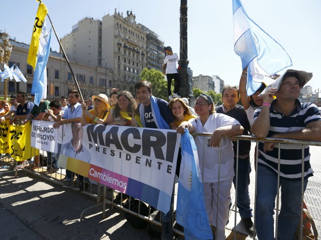 Público aguarda a posse do novo presidente da Argentina Mauricio Macri em Buenos Aires, na manhã desta quinta-feira (10)