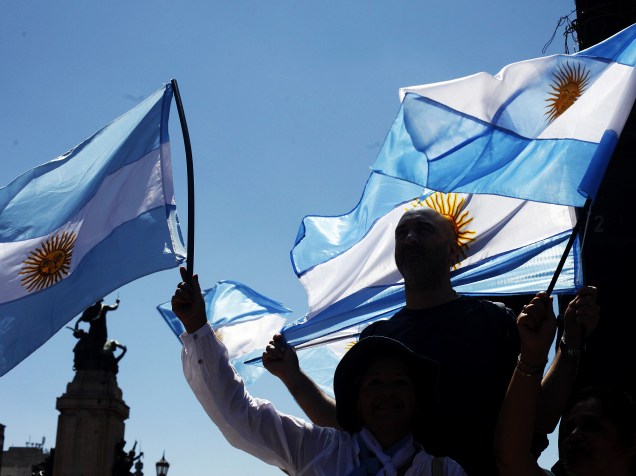 Público aguarda a posse do novo presidente da Argentina Mauricio Macri em Buenos Aires, na manhã desta quinta-feira (10)