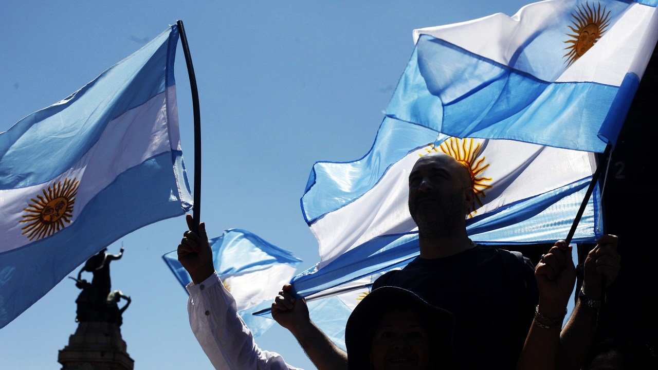 Em 2001, a Argentina deu um calote em mais de 80 bilhões de dólares, o maior calote soberano na época