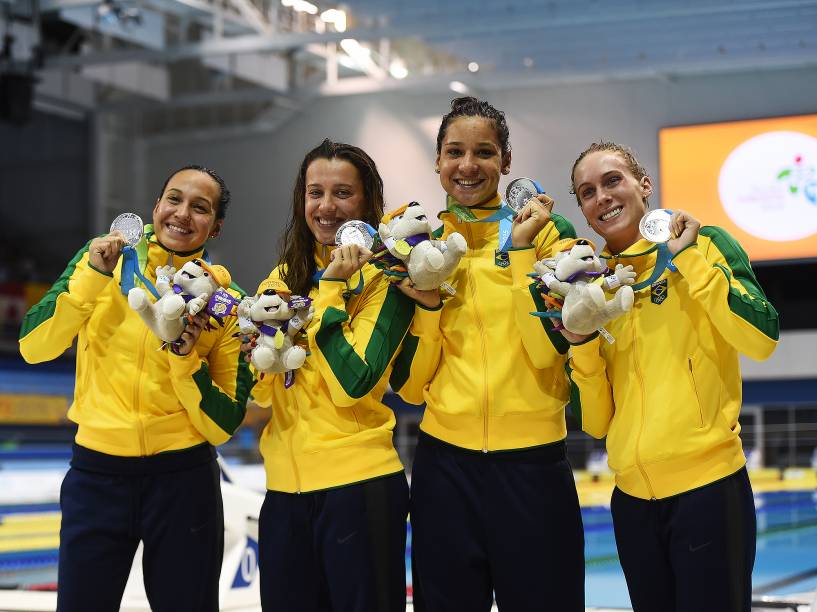 Equipe do revezamento 4x200 livre feminino comemora a prata nos Jogos Pan-Americanos de Toronto