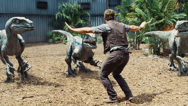 Chris Pratt em cena de Jurassic World