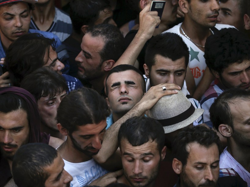 Refugiado sírio tenta recuperar o fôlego, em fila próximo ao Estádio Nacional, na ilha grega de Kos. Foto vencedora do prêmio Pulitzer, o maior do fotojornalimo mundial - 12/08/2015