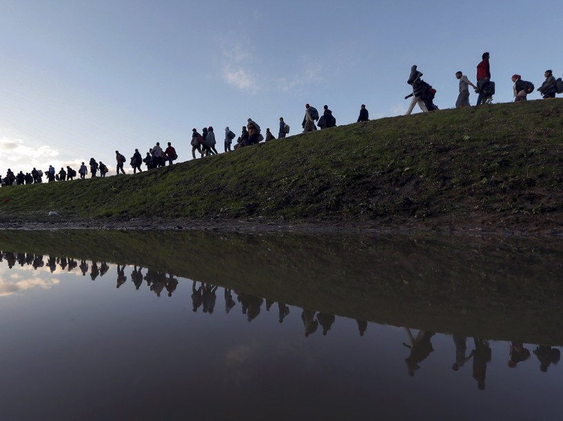 Migrantes fazem caminho a pé nos arredores de Brezice, na Eslovênia. Foto vencedora do prêmio Pulitzer, o maior do fotojornalismo mundial - 20/10/2015