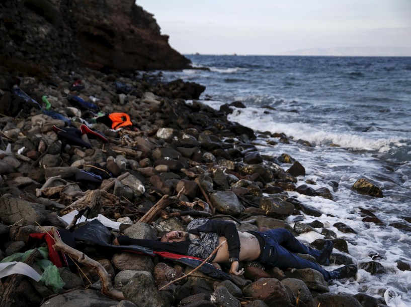 Corpo de um imigrante é visto em uma praia, na ilha grega de Lesbos. Foto vencedora do prêmio Pulitzer, o maior do fotojornalismo mundial - 07/11/2015