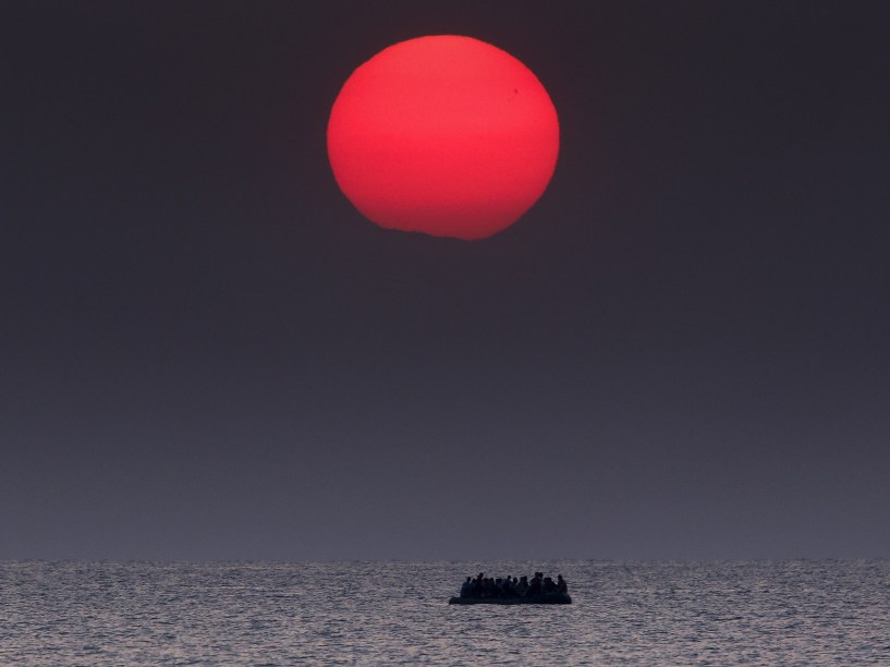 Barco inflável de imigrantes entre a Turquia e a Grécia. A Reuters e o New York Times dividiram o prêmio Pulitzer de fotojornalismo deste ano - 11/08/2015