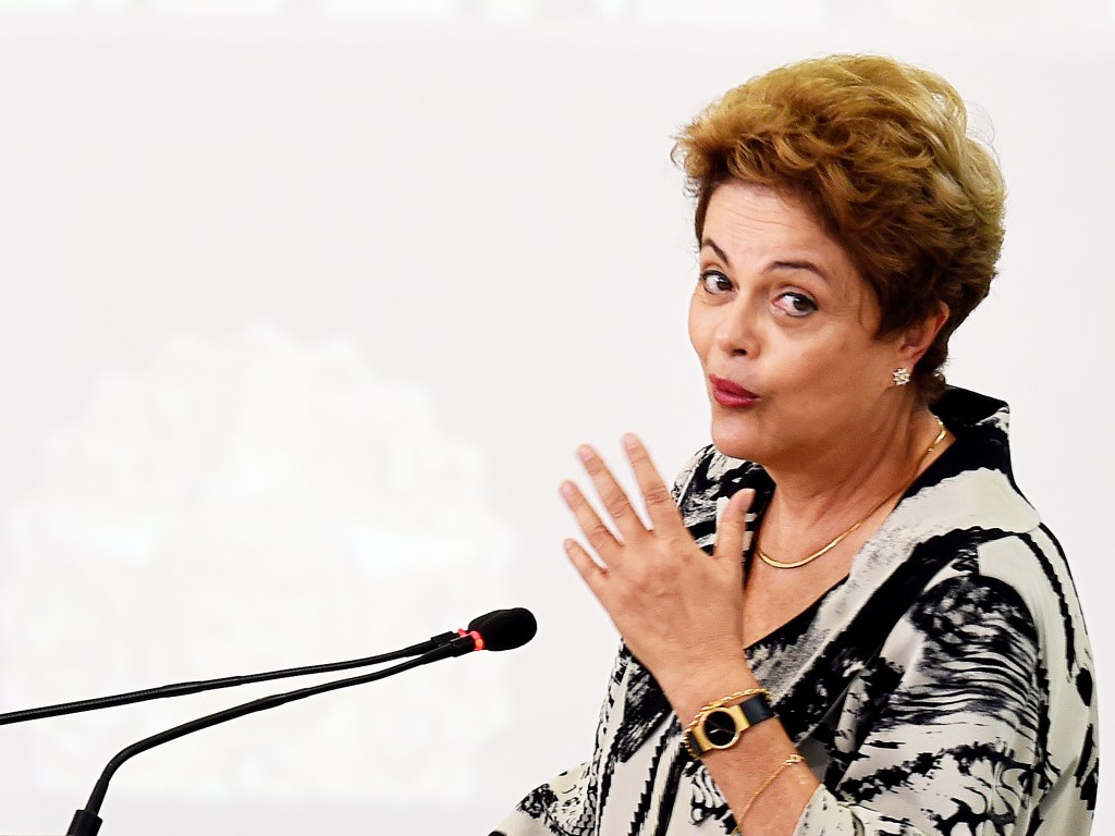 A presidente Dilma Rousseff participa de solenidade que celebra da marca de 5 milhões de Microempreendedores Individuais( MEI), no Palácio do Planalto, em Brasília (DF), nesta quarta-feira (17)