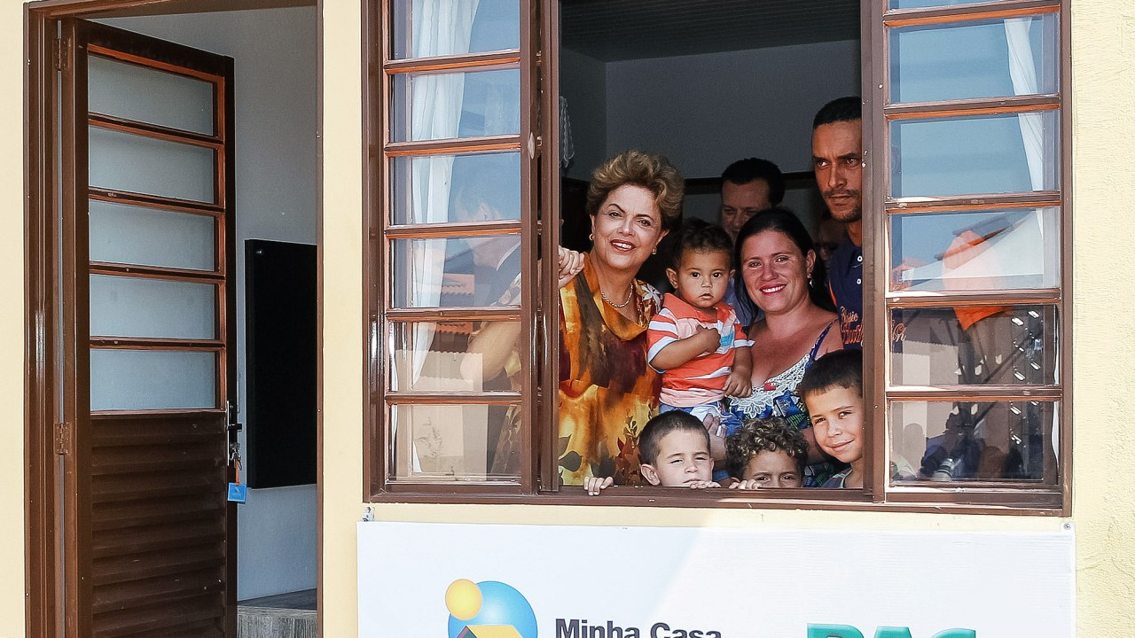 Presidente Dilma Rousseff durante descerramento de placa alusiva à entrega de unidades do programa Minha Casa Minha Vida: fim da tolerância à inadimplência. (Presidente Prudente - SP, 16/09/2015)