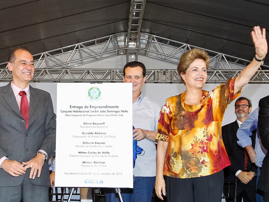 Presidente Dilma Rousseff durante descerramento de placa alusiva à entrega de unidades habitacionais do Conjunto Habitacional Jardim João Domingos Netto, do programa Minha Casa Minha Vida, em Presidente Prudente (SP)