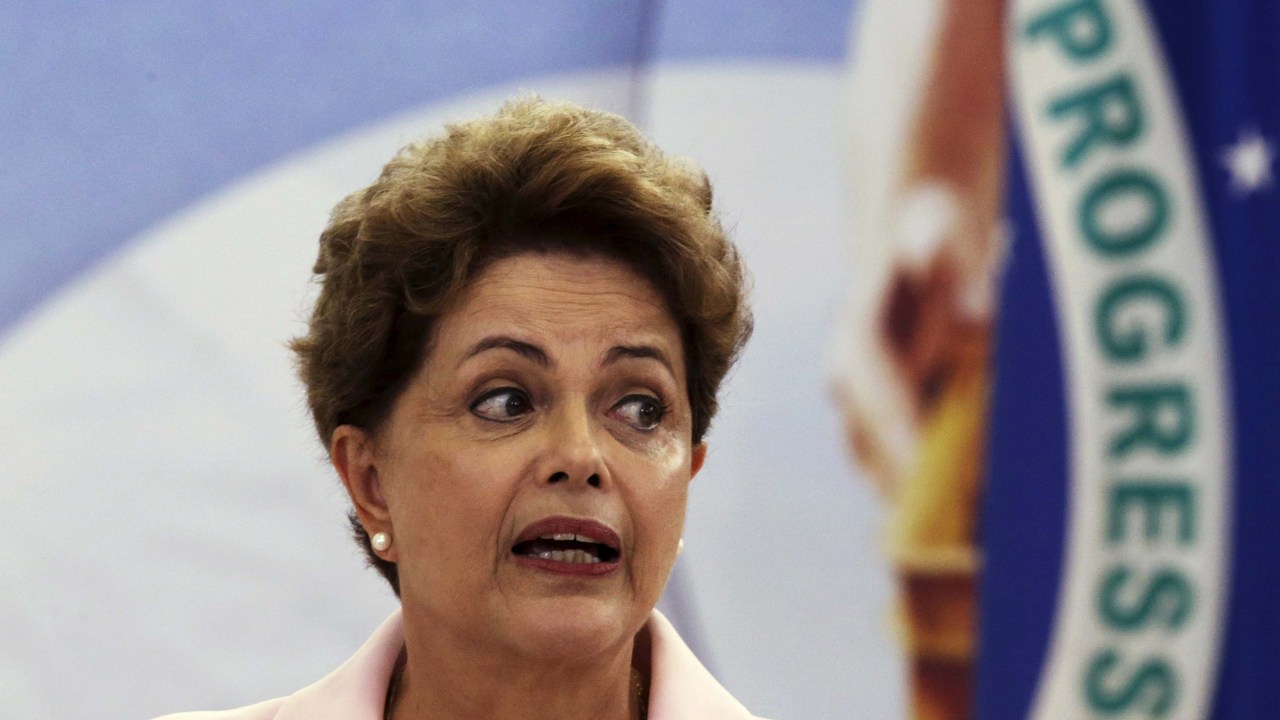 Como parte do processo de ajuste fiscal, a presidente Dilma precisa cortar gastos mesmo em programas sociais que são suas bandeiras