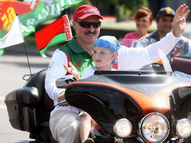 Aleksandr Lukashenko e o filho durante passeio de moto em Minsk, Bielorrússia - 18/07/2009