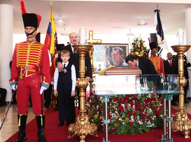 Alexander Lukashenko e o filho durante o funeral de Hugo Chávez, em 08 de março de 2013