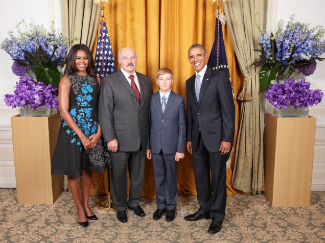 Acompanhado do filho, Alexander Lukashenko posa para foto com o presidente dos EUA, Barack Obama, e a primeira-dama Michelle Obama durante almoço em Nova York - 28/09/2015