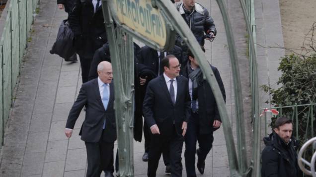 Presidente francês François Hollante chega ao local do atentado ao Charlie Hebdo Reuters