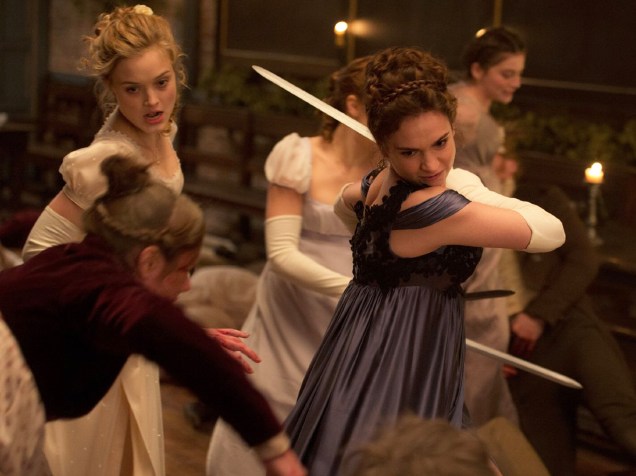 Elizabeth Bennet (Lily James) e suas irmãs lutam contra zumbis no filme  Orgulho e Preconceito e Zumbis