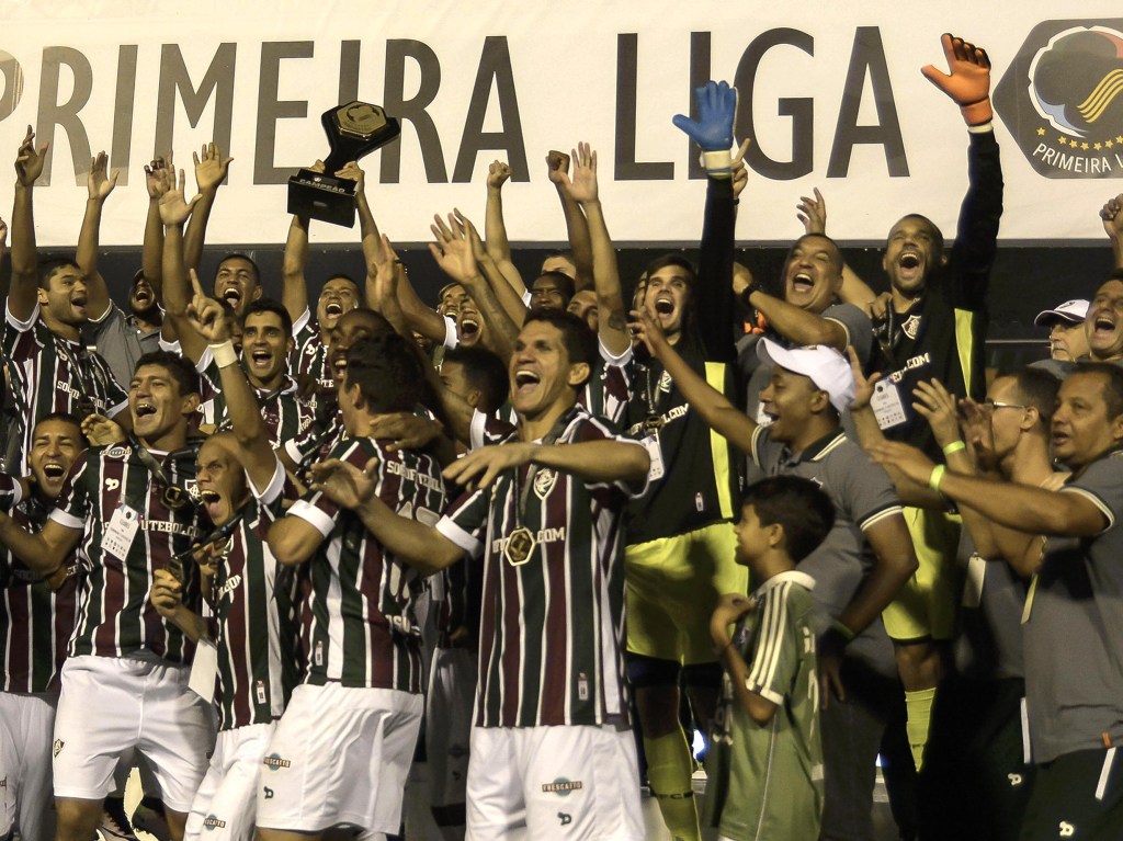 Jogadores do Fluminense comemoram o título da Primeira Liga, em Juiz de Fora (MG)