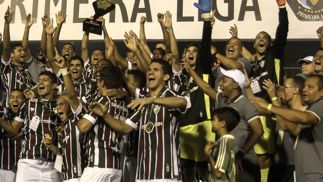 Jogadores do Fluminense comemoram o título da Primeira Liga, em Juiz de Fora (MG)