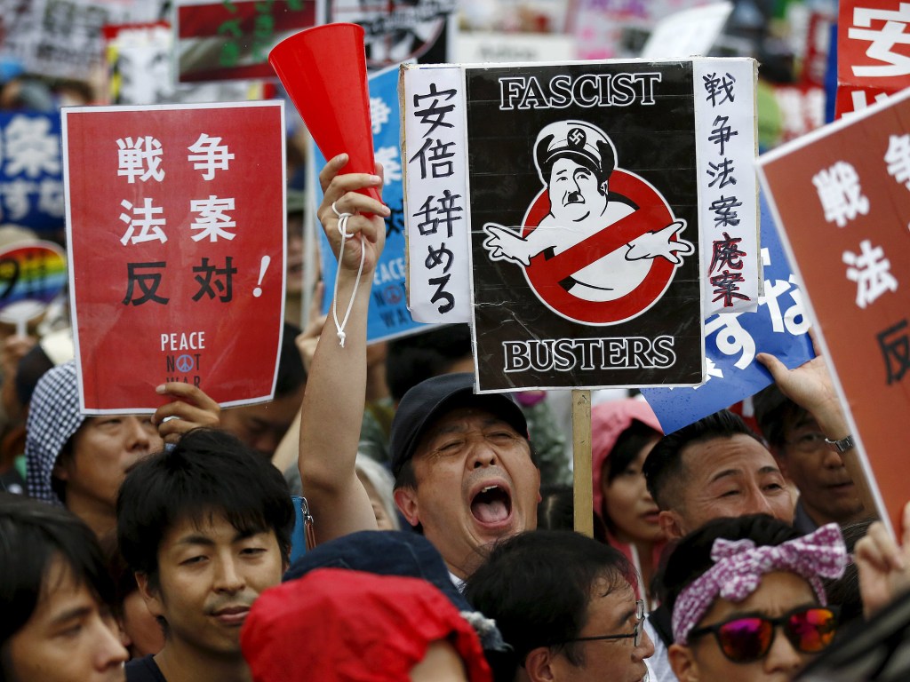 Protesto contra o primeiro-ministro japonês Shinzo Abe, neste sábado (30), em Tóquio