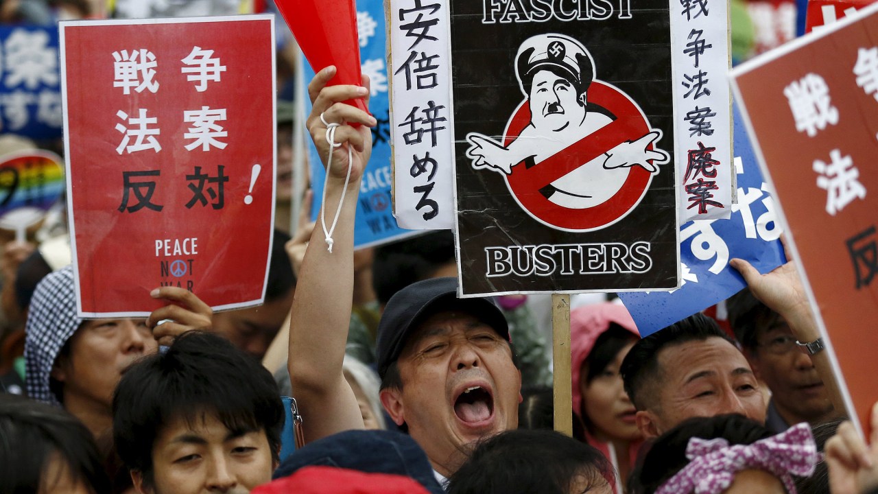 Protesto contra o primeiro-ministro japonês Shinzo Abe, neste sábado (30), em Tóquio
