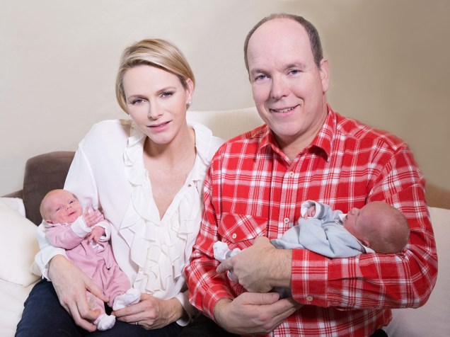 O casal com os gêmeos nascidos em 2014, a Princesa Gabriella e o Príncipe Jacques