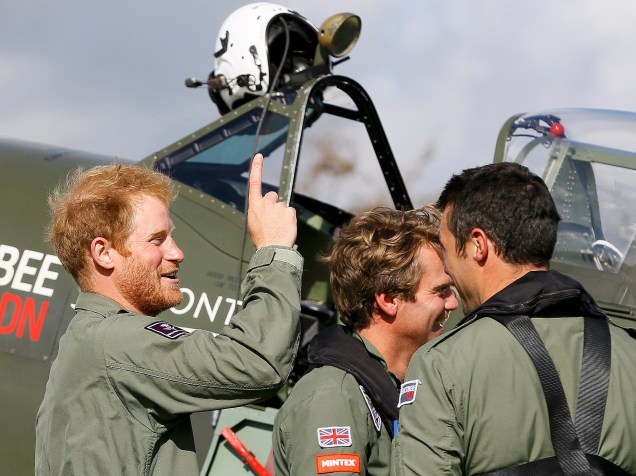 O príncipe Harry em uma academia de pilotagem de aviões, em West Sussex, na Inglaterra, com um novo visual