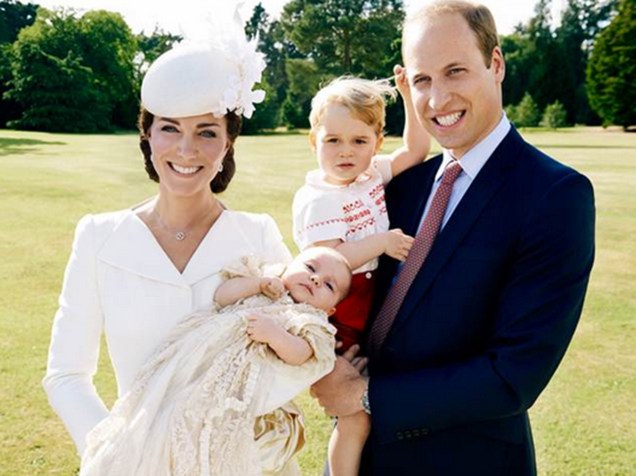 No jardim em Sandringham House, a duquesa de Cambridge, Kate Middleton, e o Príncipe William posam para foto com príncipe George e a princesa Charlotte