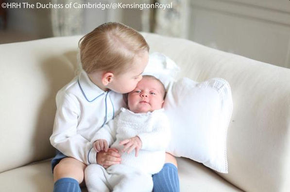 Foto do primeiro ensaio oficial dos príncipes George e Charlotte, filhos de William e Kate Middleton