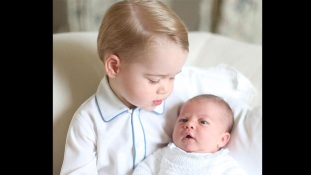Detalhe da primeira foto oficial dos príncipes George e Charlotte, filhos de William e Kate Middleton