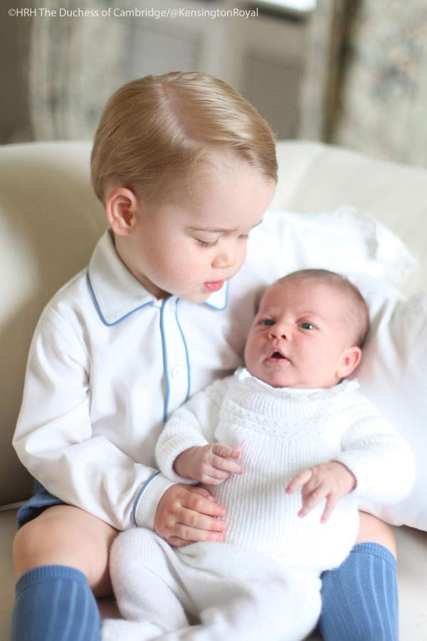 Primeira foto oficial dos príncipes George e Charlotte, filhos de William e Kate Middleton