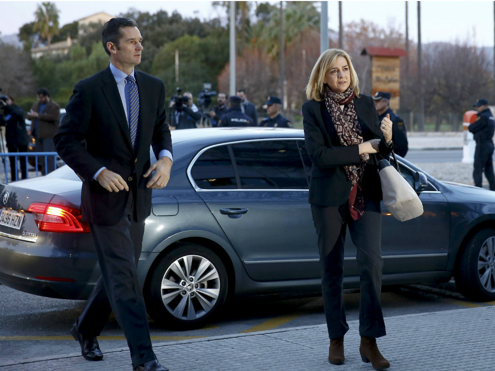 Princesa Cristina e seu marido Inaki Urdangarin chegam ao tribunal para a audiência, em Palma de Mallorca