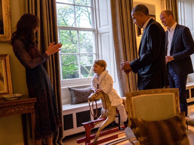 Presidente dos Estados Unidos, Barack Obama, conhece o Príncipe George, filho do Príncipe William e a Princesa Kate, Duque e Duquesa de Cambridge, no Palácio Kesington