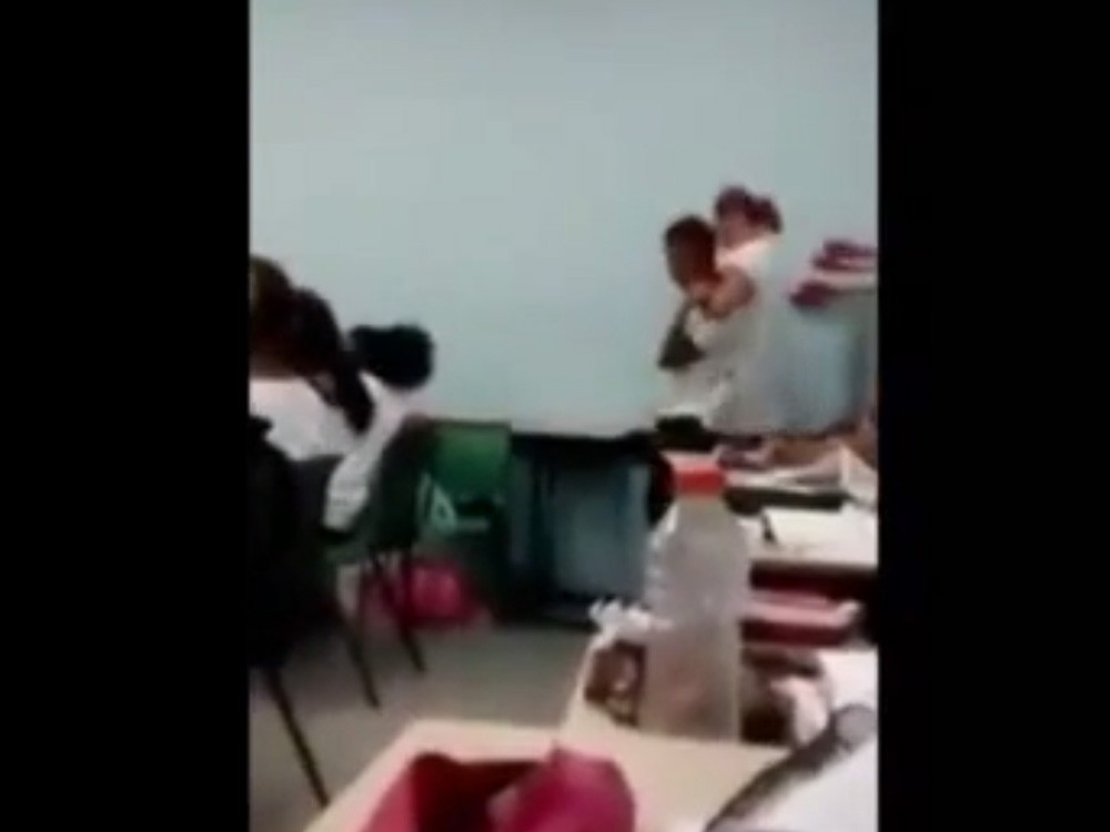 Vídeo mostra professora aplicando uma gravata em aluno de escola pública