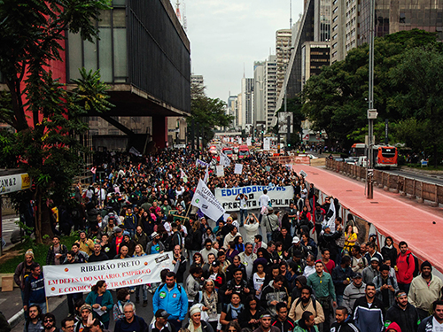 Professores paulistas mantêm greve e fazem passeata em direção a Marginal Pinheiros