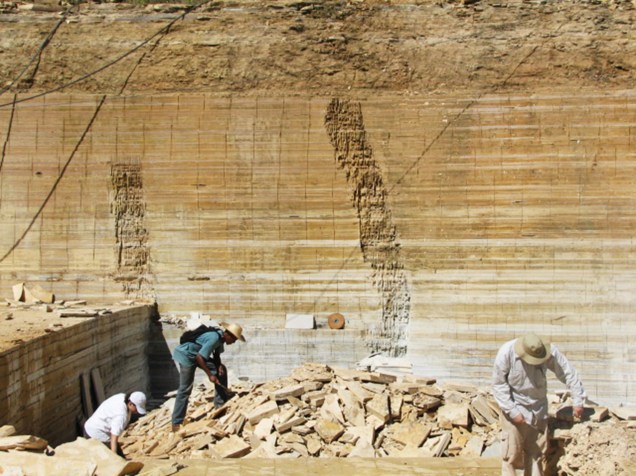 <p>Pesquisadores trabalham no recinto da Chapada do Araripe, no Ceará, onde o fóssil da ave mais antiga do Brasil foi encontrado</p>