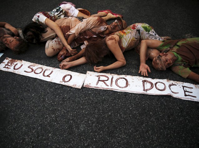 Sujos de lama, manifestantes fazem protesto no Rio de Janeiro, neste domingo (29)