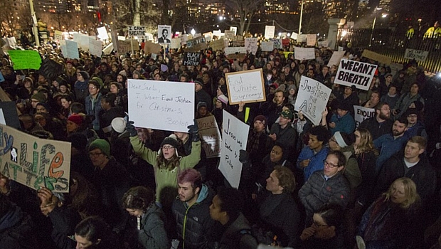 Milhares protestam em Boston contra o não indiciamento de policial que matou negro