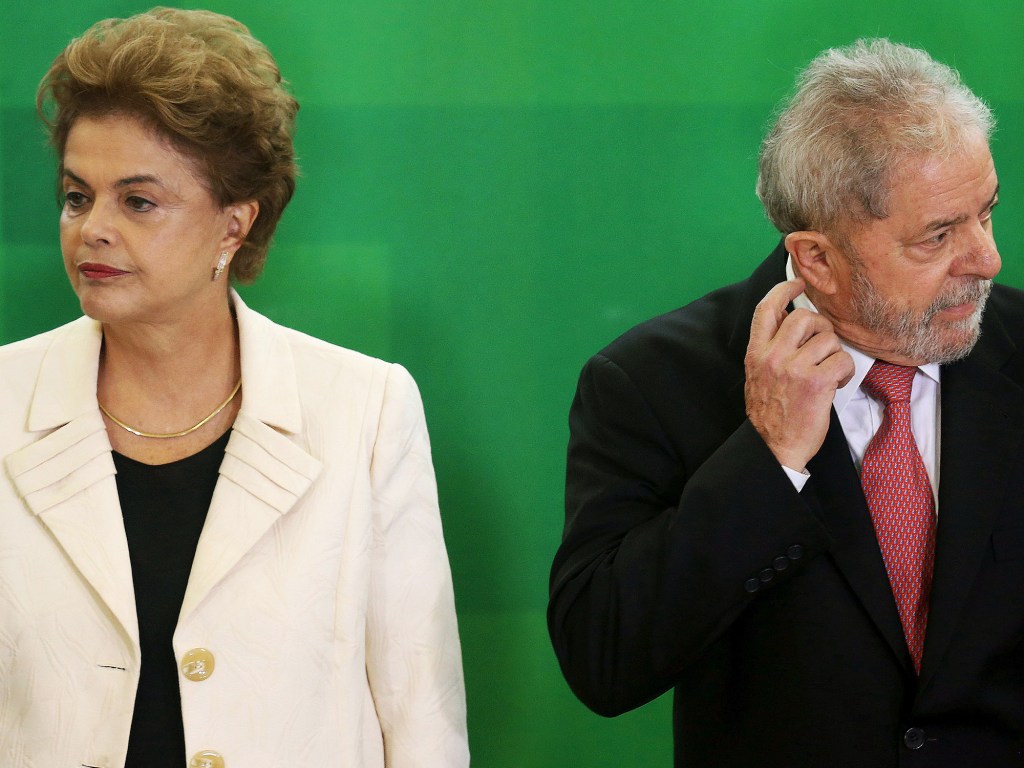 Na conversa, Dilma diz que estava enviando um emissário para entregar ao ex-presidente o termo de posse no comando da Casa Civil da Presidência para ele usar "em caso de necessidade"