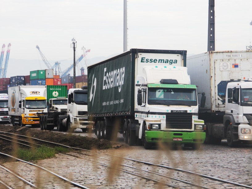 Intensa movimentação de caminhoneiros na zona portuária, em Santos (SP) na manhã dessa sexta-feira - 27/02/2015