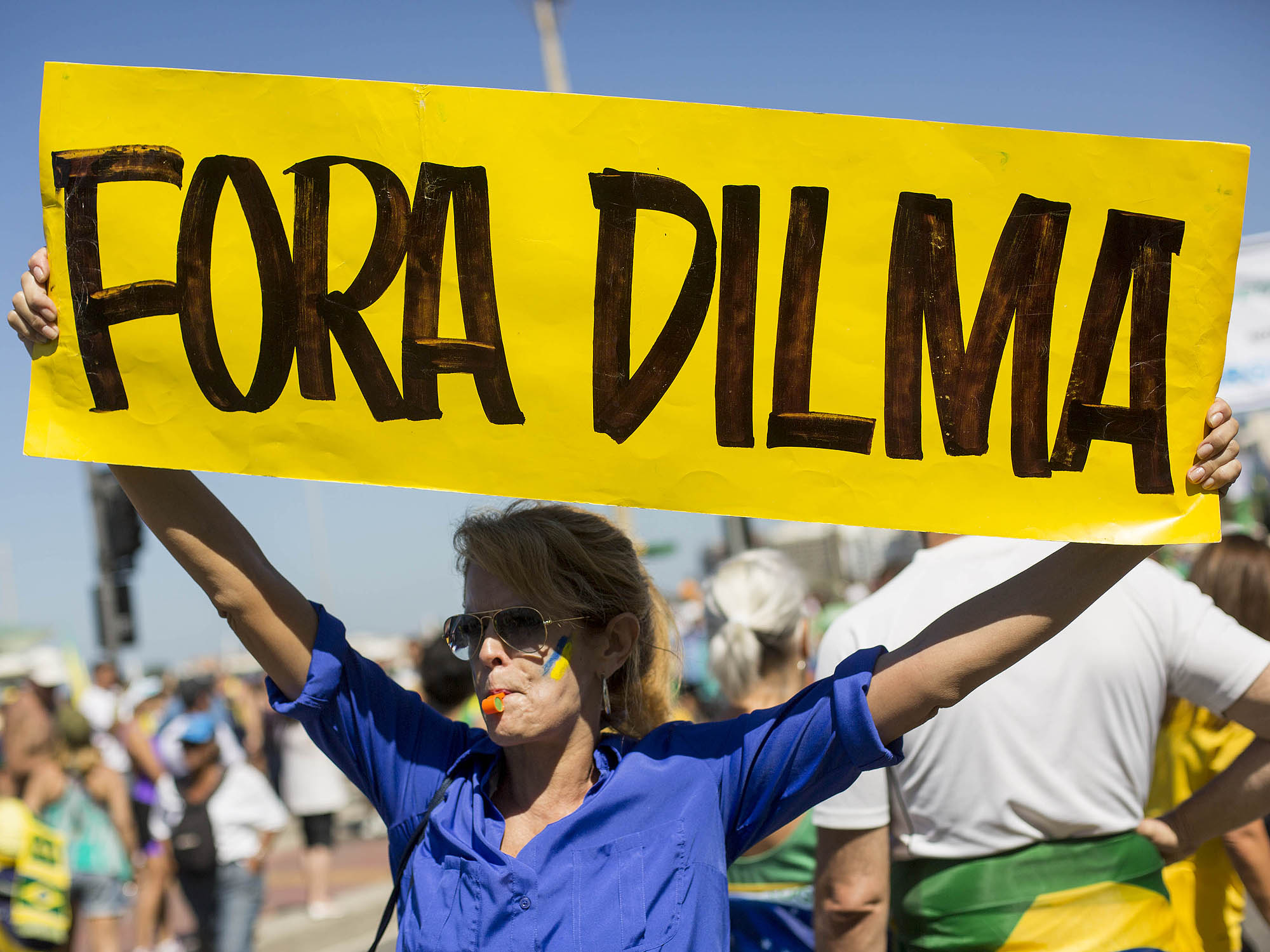 Manifestantes se concentram na avenida Atlântica em Copacabana na cidade do Rio de Janeiro, para protestar contra o governo da presidente Dilma Rousseff e PT neste domingo (16)