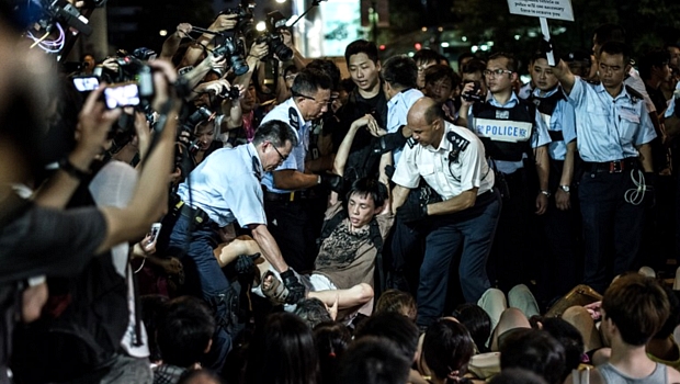 Policiais retiram manifestante de protesto em Hong Kong