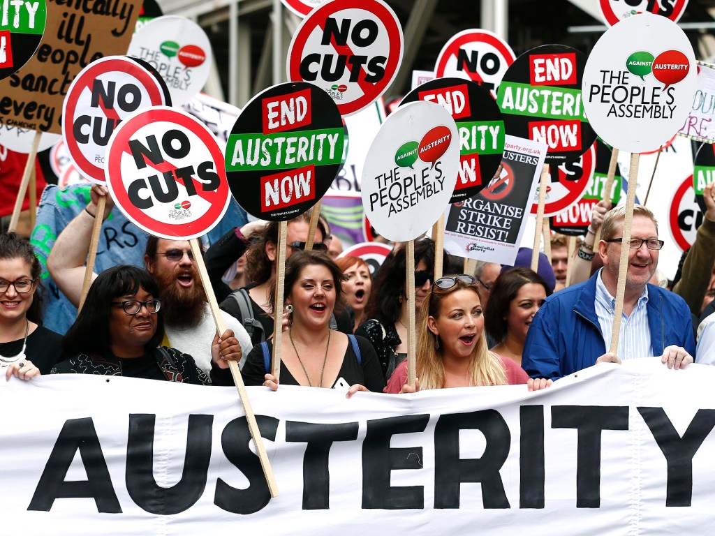 Milhares de pessoas participaram em Londres de uma marcha anti-austeridade, no primeiro grande protesto público desde que o primeiro-ministro David Cameron, do partido Conservador, venceu as eleições gerais