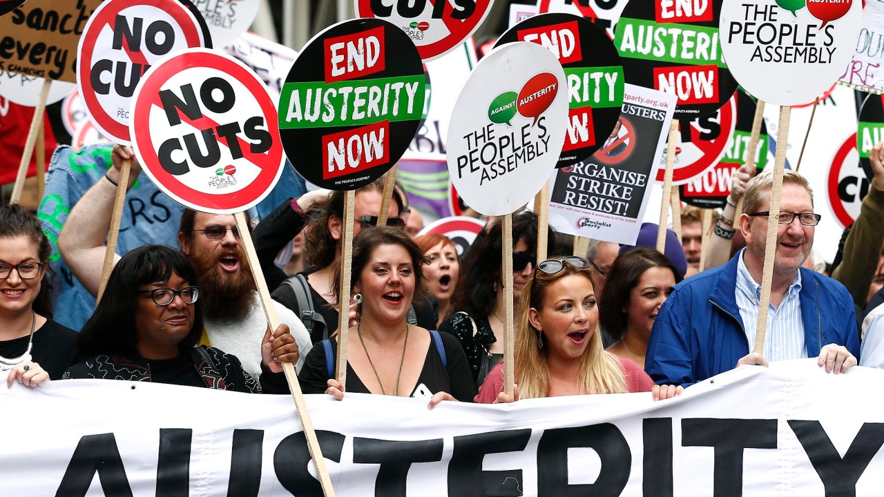 Milhares de pessoas participaram em Londres de uma marcha anti-austeridade, no primeiro grande protesto público desde que o primeiro-ministro David Cameron, do partido Conservador, venceu as eleições gerais