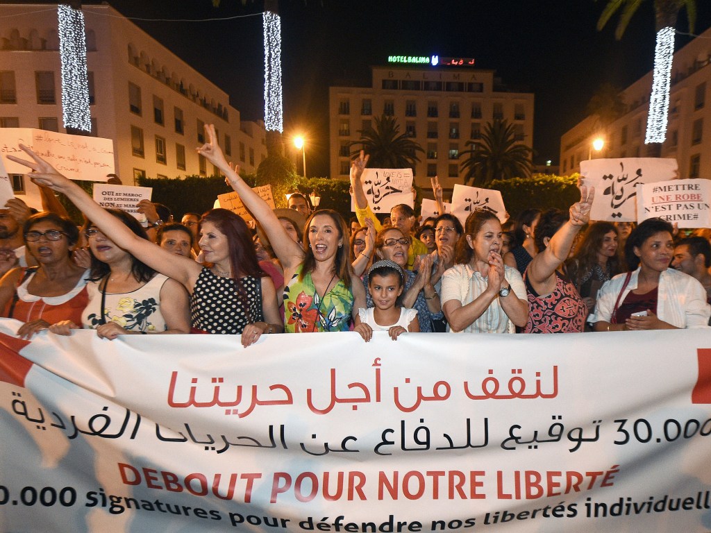 Pessoas protestam em Rabat, Marrocos, em favor da liberdade de duas mulheres presas por suas vestes serem consideradas "inapropriadas"