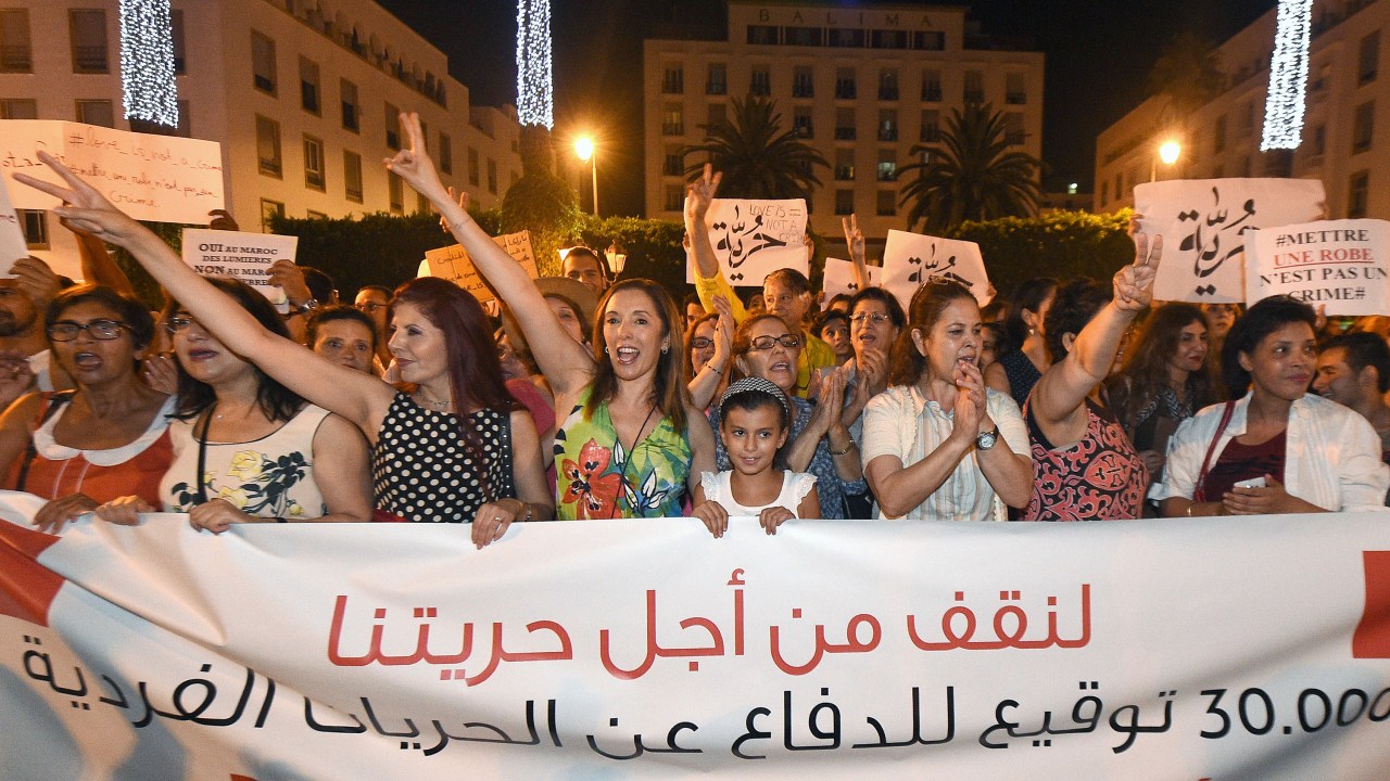 Pessoas protestam em Rabat, Marrocos, em favor da liberdade de duas mulheres presas por suas vestes serem consideradas "inapropriadas"