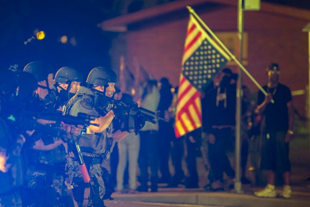 Duas pessoas foram feridas a tiros e 31 detidas na madrugada desta terça-feira (19) em uma nova noite de violência na cidade de Ferguson, estado de Missouri (centro-oeste dos Estados Unidos), cenário de protestos relacionados com a morte de um jovem negro em uma ação policial