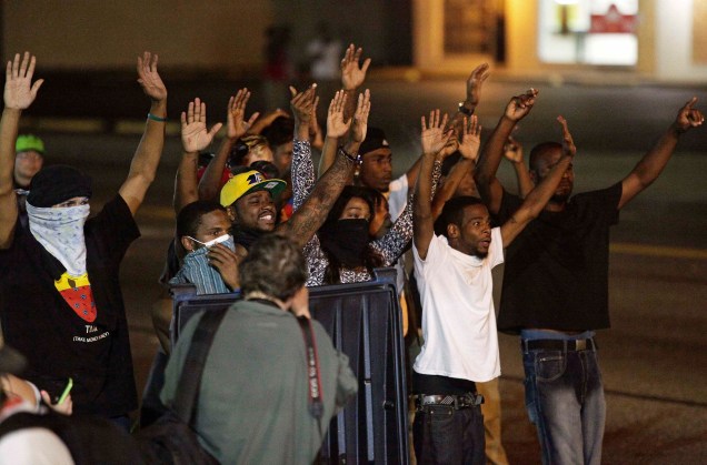 Manifestantes levantam as mãos durante protestos contra a morte de Michael Brown, em Ferguson, nos EUA