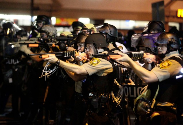 Policiais disparam bombas de gás durante nova noite de violência em Ferguson, no Missouri (EUA), nesta terça-feira (19)