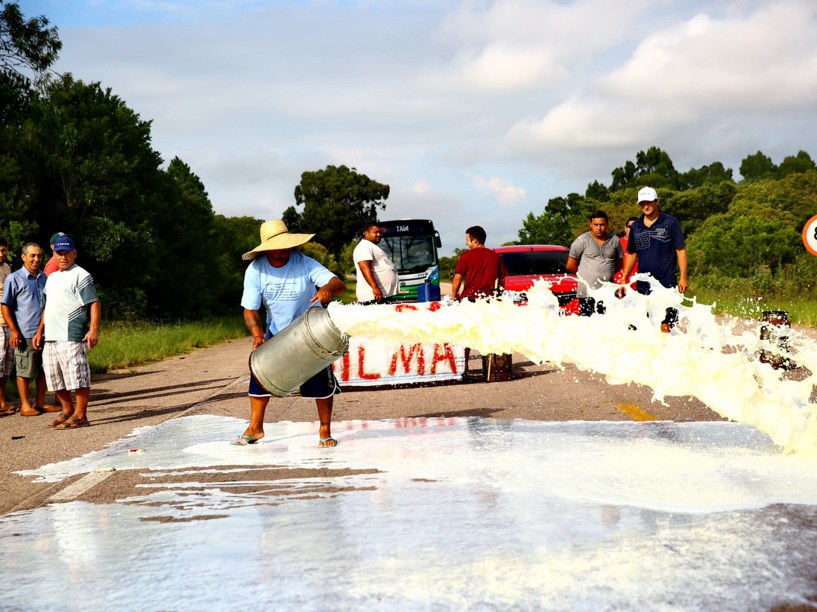Caminhoneiros bloqueiam a BR-471 entre Rio Grande e Santa Vitória do Palmar, no Rio Grande do Sul - 27/02/2015