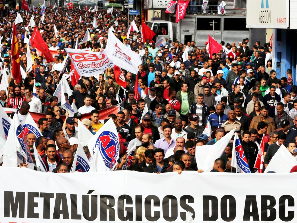 Sindicato dos Metalúrgicos do ABC realiza protesto no centro de São Bernardo do Campo (SP), contra o Projeto de Lei que amplia as terceirizações e as medidas provisórias 664 e 665, sobre direitos trabalhistas, e o ajuste fiscal