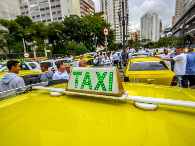 Taxistas realizam protesto na Câmara Municipal de São Paulo, no centro da capital paulista, contra o aplicativo Uber, durante a tarde desta quarta-feira (9)
